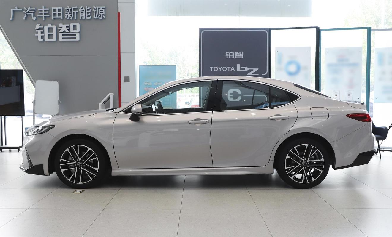 凯美瑞2023款油电混动价格/凯美瑞油电混合2021款落地价