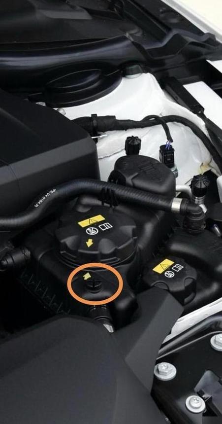 冷却液不足两个标志 冷却液标准位置图