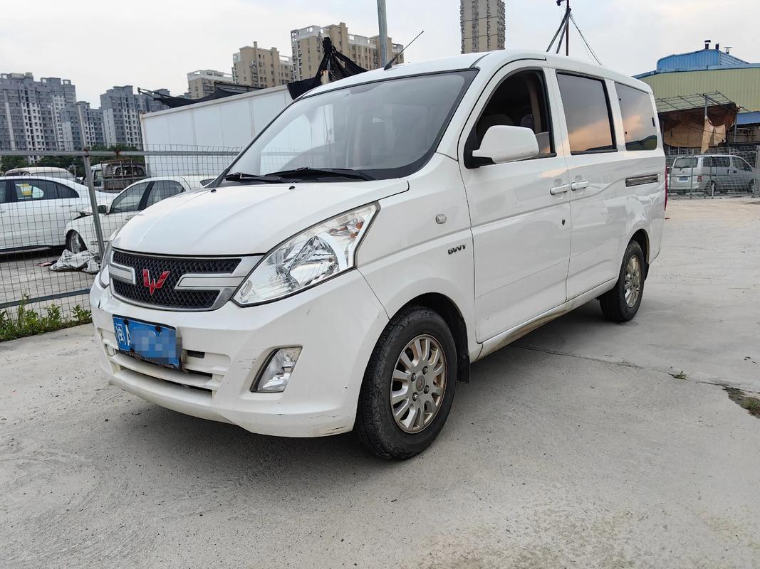 7座五菱荣光多少钱(七座五菱荣光多少钱)